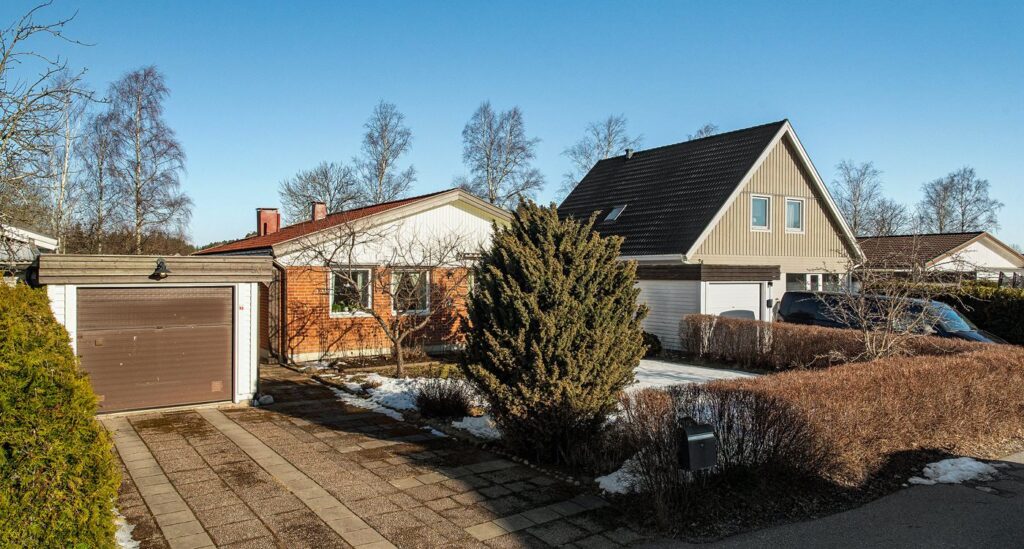 Påkörd stödmur & häck renoverad i trädgård (försäkringsärende). Saltsjöbaden, Garvkroken