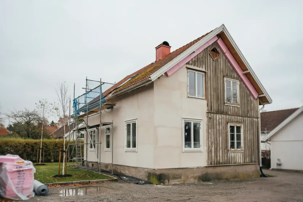 minska v rmef rlusterna med fasadrenovering och till ggsisolering av vind tak och ytterv ggar